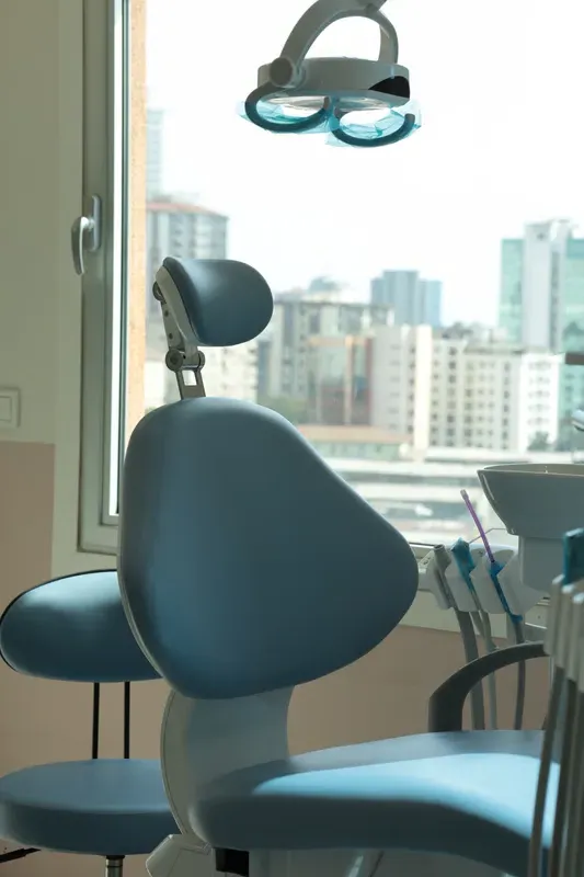Tedavi odası ve modern diş üniti - Ataşehir şehir manzarası